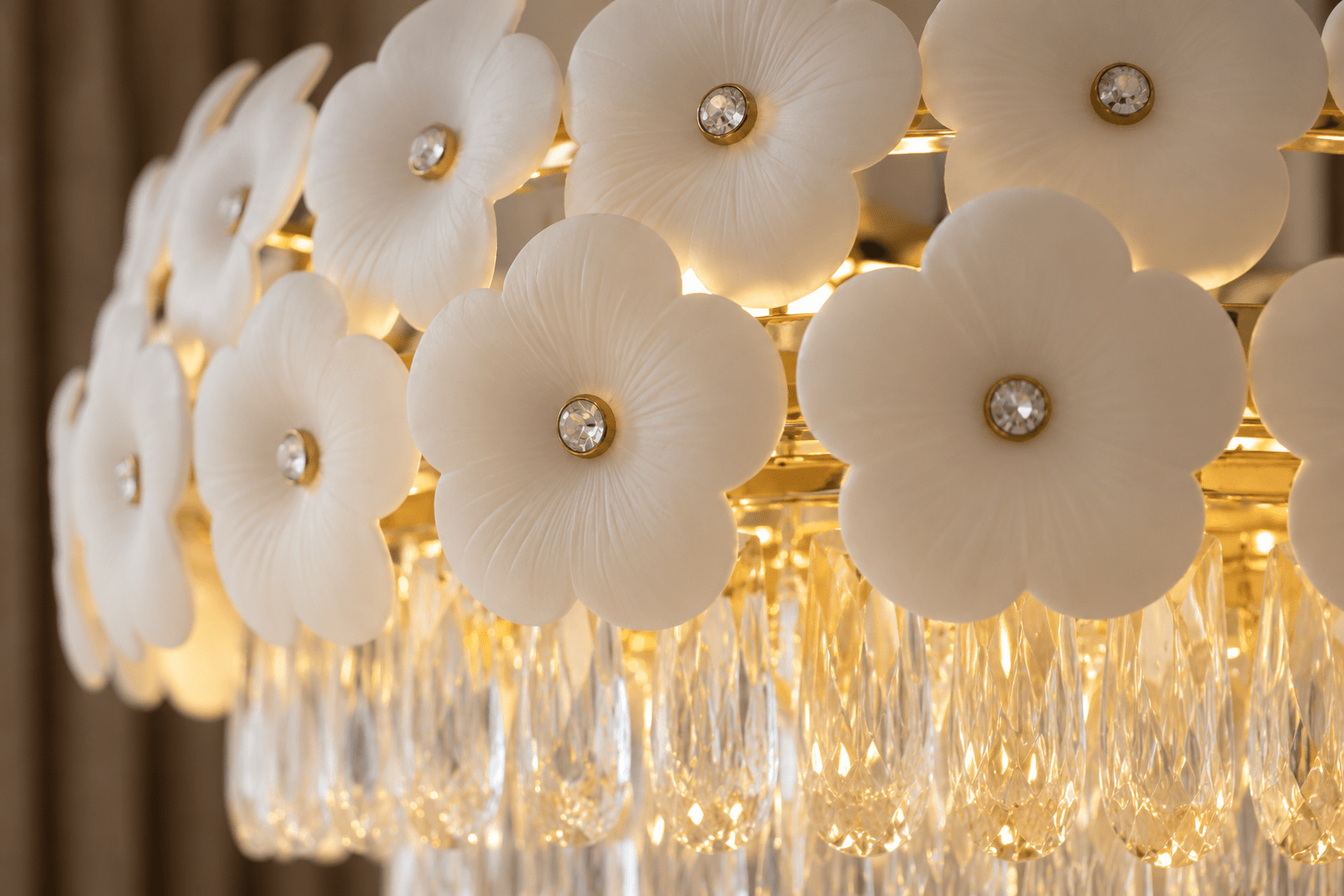 Candelabru Ludmilla, 60W, Auriu - AdeHouse — Finisaje și Iluminat Premium.