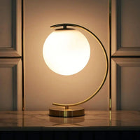 Veioză Modernă Aurie cu Glob Alb E27 – Design C Shape