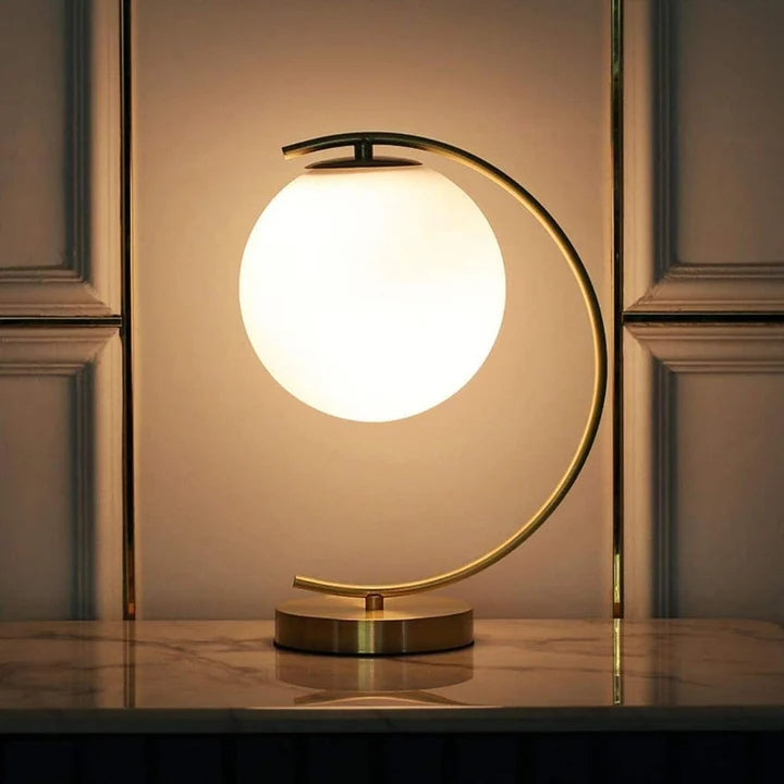 Veioză Modernă Aurie cu Glob Alb E27 – Design C Shape