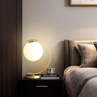Veioză Modernă Aurie cu Glob Alb E27 – Design C Shape