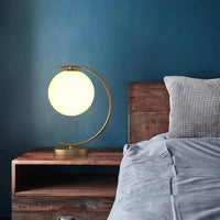 Veioză Modernă Aurie cu Glob Alb E27 – Design C Shape