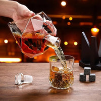 Set Decantor Whisky sub forma de Diamant cu suport de lemn si 2 pahare, 850ml